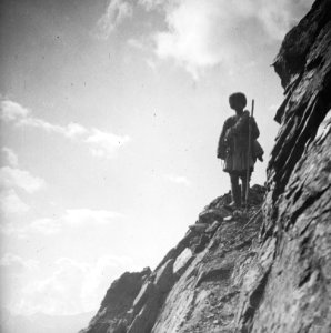 Man op een bergpad, Bestanddeelnr 18 13