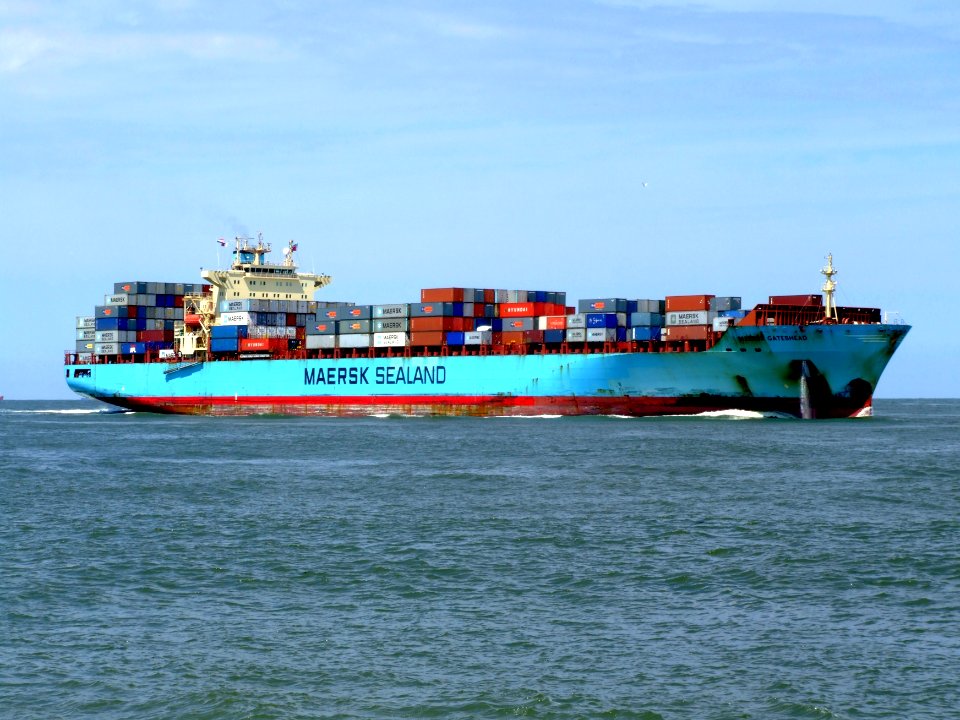 Maersk Gateshead p04 approaching Port of Rotterdam, Holland 08-Jul-2007