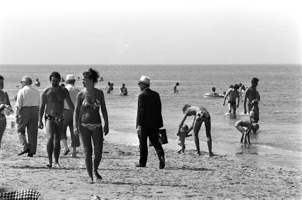 Man in kostuum met aktetas wandelt tussen de baders, Bestanddeelnr 928-0820