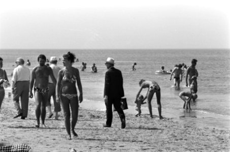 Man in kostuum met aktetas wandelt tussen de baders, Bestanddeelnr 928-0820