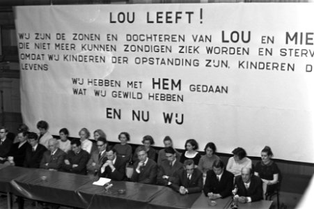 Lou-groep bijeen in Frascati Amsterdam. De zonen en dochters van Lou op podium, Bestanddeelnr 921-2176