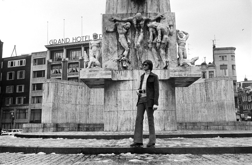 Man showt herenmode bij het Nationaal Monument op de Dam in Amsterdam, Bestanddeelnr 924-3379