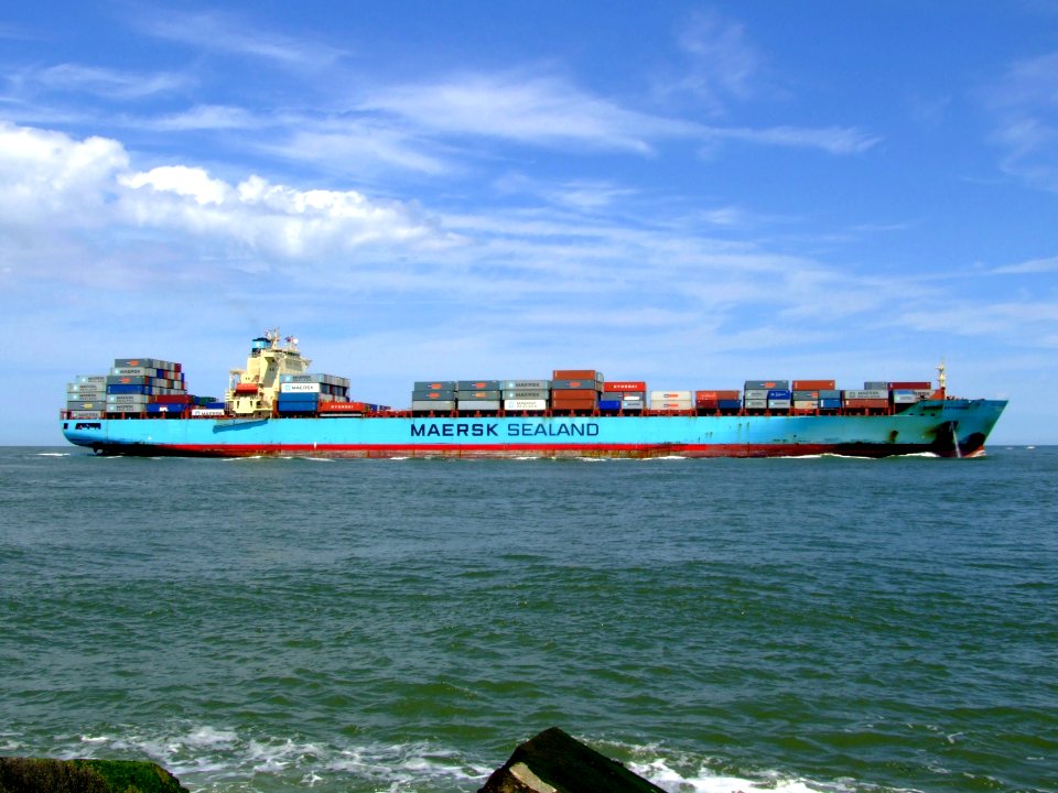 Maersk Gateshead p08 approaching Port of Rotterdam, Holland 08-Jul-2007