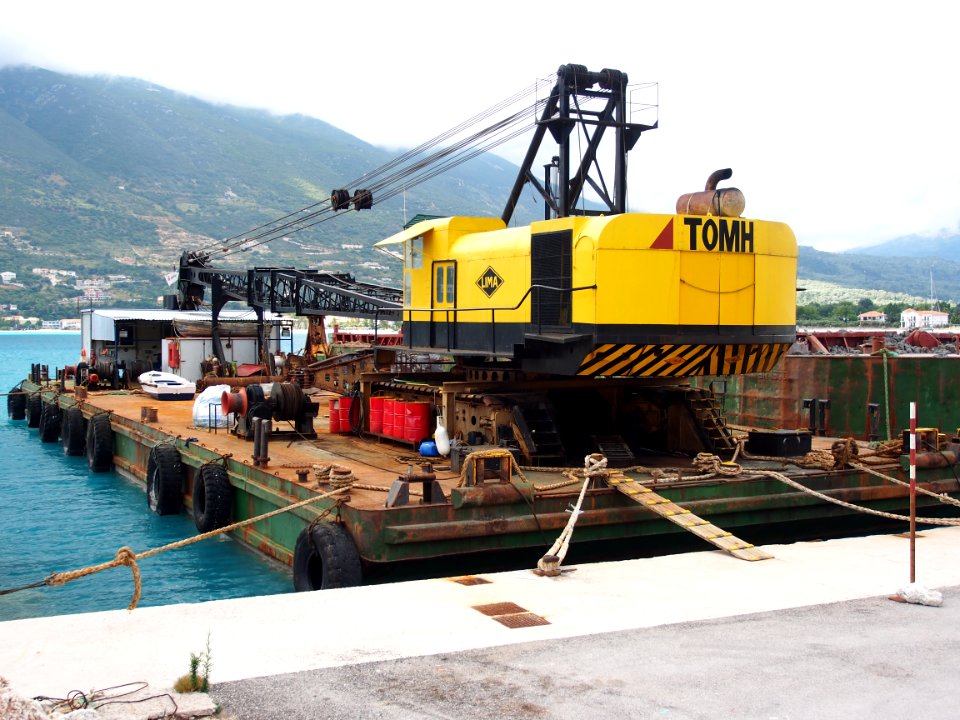Lima crane TOMH on pontoon, pic1