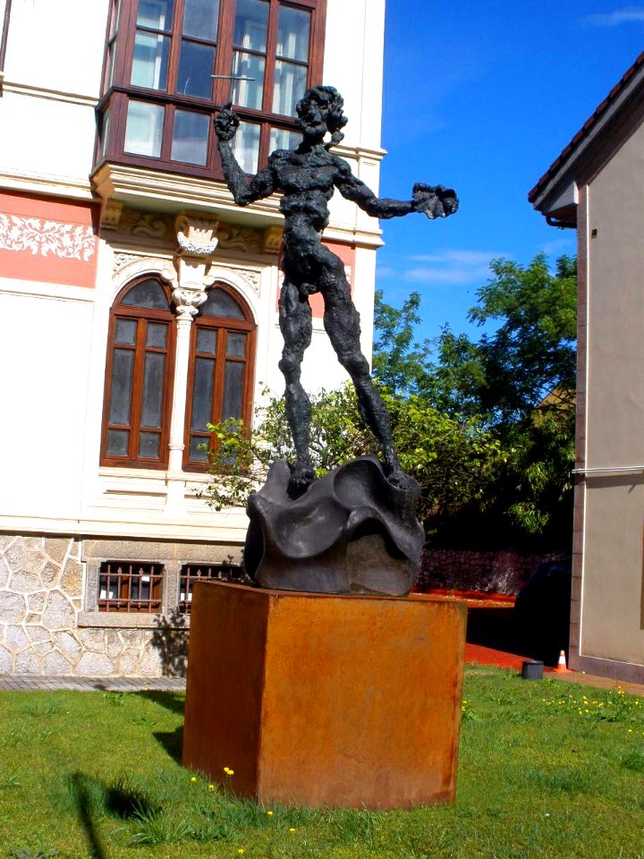 Llanes - escultura 1