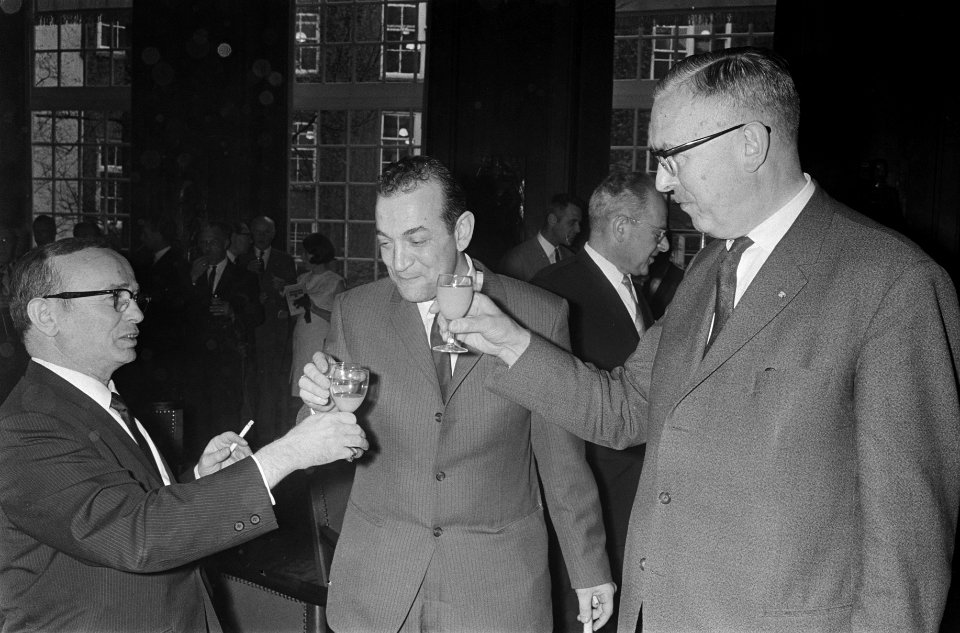 Loting voor kandidaten toernooi schaken in raadszaal stadhuis Amsterdam. Na de l, Bestanddeelnr 921-3289