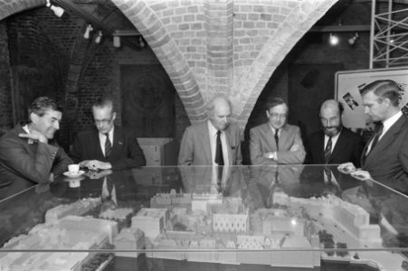 Lubbers ontvangt als eerste de Binnenhofpenning Lubbers, Scholten, Schols, De R, Bestanddeelnr 933-0762