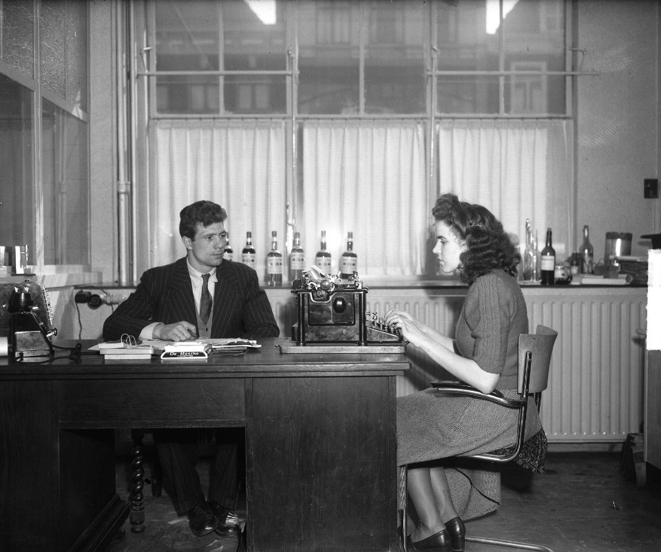 Luc van Dam (bokser) werkzaam in limonadefabriek, Bestanddeelnr 903-2841