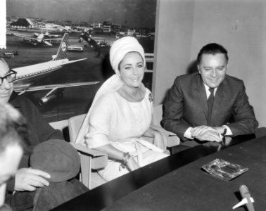 Liz Taylor en Richard Burton bij aankomst op Schiphol, waar zij een persconferen, Bestanddeelnr 917-6943 photo