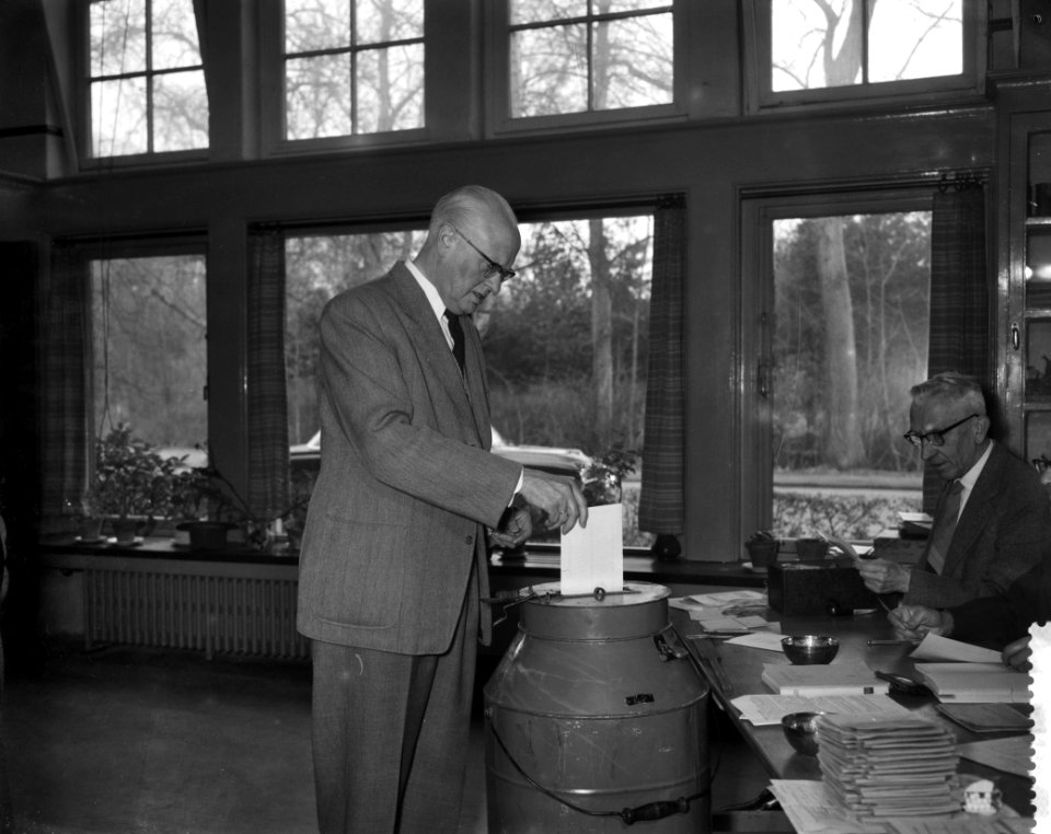 Lijstaanvoerder van de KVP professor mr. C. P. M. Romme brengt zijn stem uit, Bestanddeelnr 910-2121