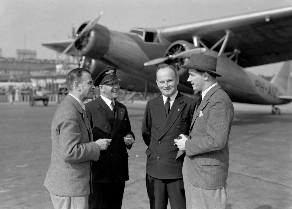Links dhr. Matthias en daarnaast piloot Horst Merz met op de achtergrond de Fokk, Bestanddeelnr 190-0066