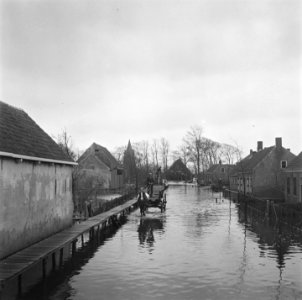 Links loopbrug over water, daarnaast man met paard en wagen, Bestanddeelnr 900-5268