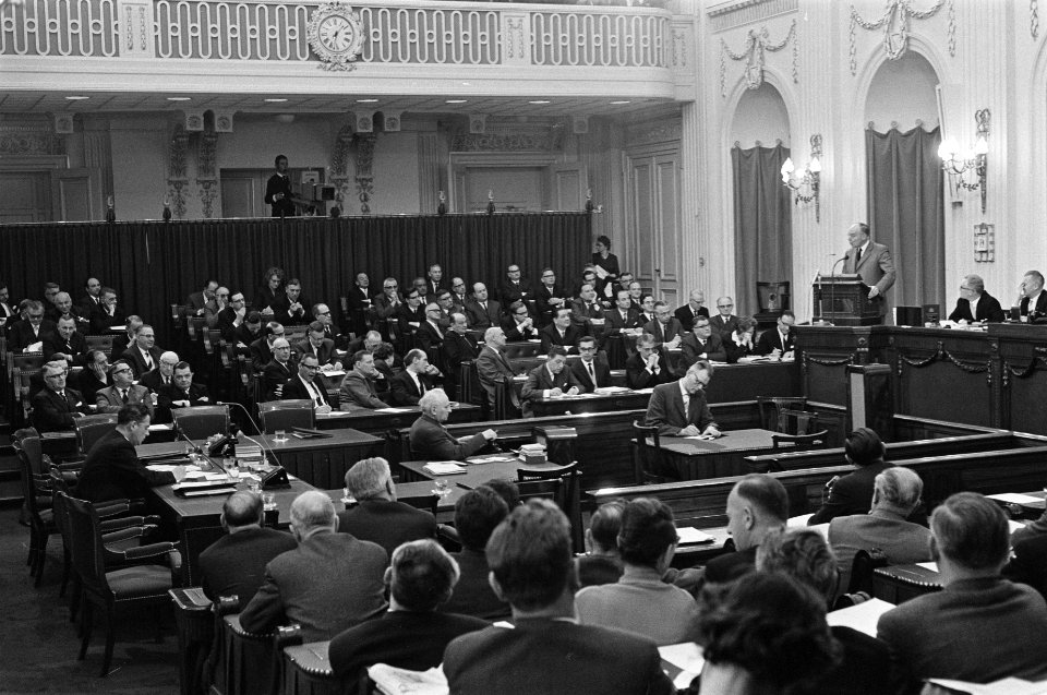 Links premier Marijnen achter de regeringstafel, rechts prof. Vondeling achter h, Bestanddeelnr 916-3035
