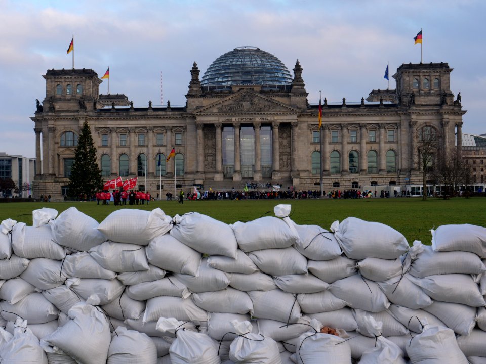 Linksjugend solid levee building protest at Platz der Republik 19