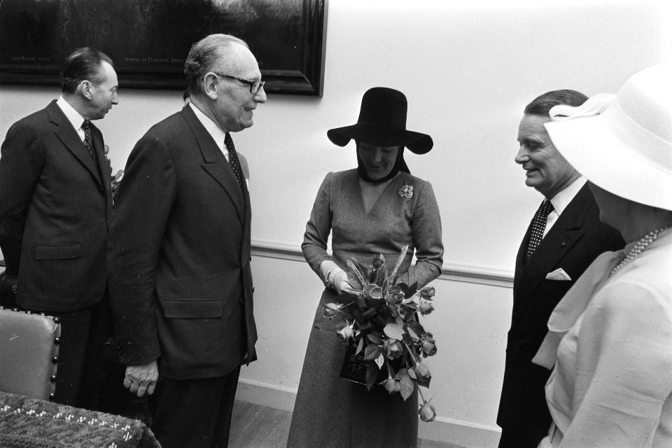 Links Maurice Schumann (Franse minister van Buitenlandse Zaken) en naast hem pr…, Bestanddeelnr 924-3624