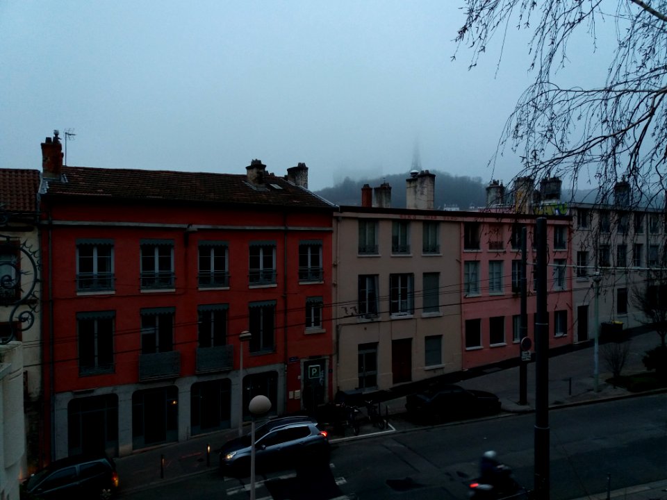 Lyon 1er - Cours Général Giraud, vue sur la colline de Fourvière sous la brume