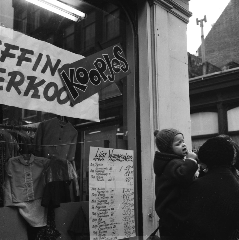 Lijst met wanbetalers van Confektiezaak t Hoekje in Jordaan voor het raam gehang, Bestanddeelnr 920-8581