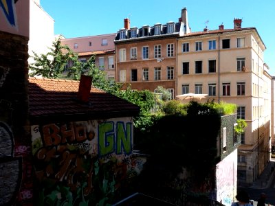 Lyon 1er - Rue Pouteau - Maison avec verdure et graffiti