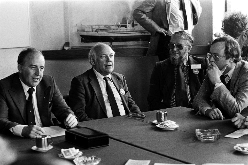 Lijsttrekker Joop den Uyl met PvdA-verkiezingscaravaan op toernee in Rijnmond, …, Bestanddeelnr 931-4471