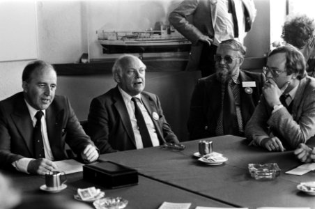 Lijsttrekker Joop den Uyl met PvdA-verkiezingscaravaan op toernee in Rijnmond, …, Bestanddeelnr 931-4471