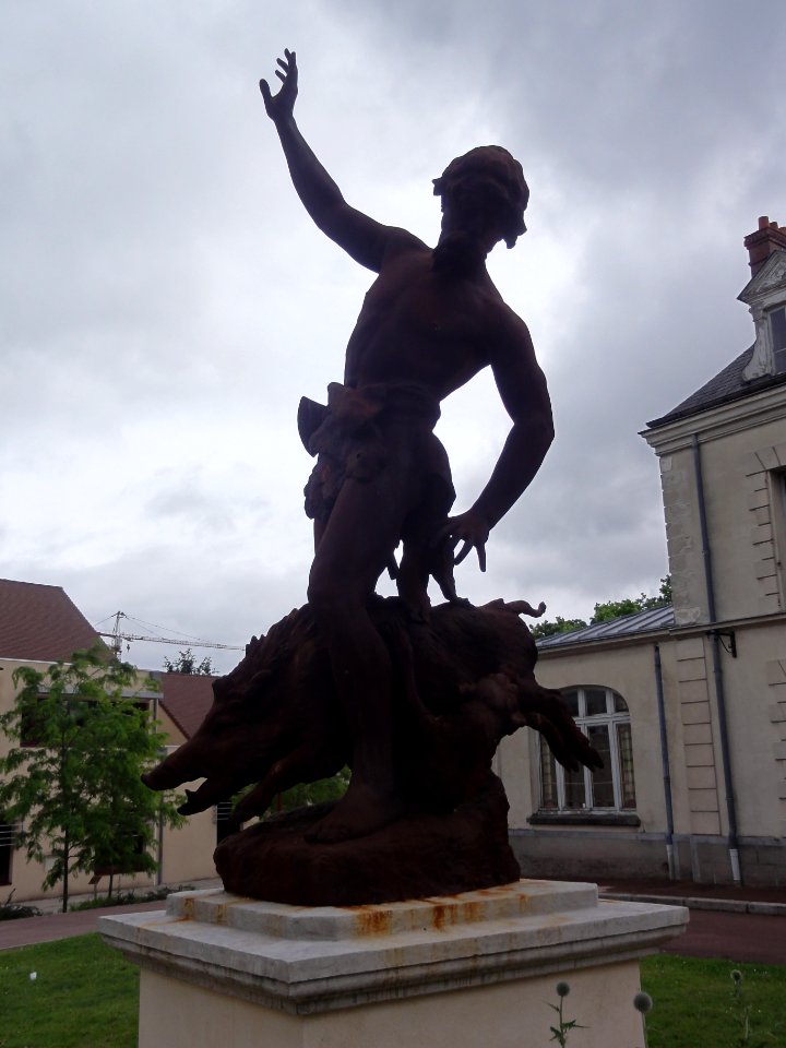 Linas (Essonne) sculpture la chasse aux sangliers