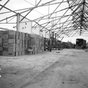 Loods zonder dak Opgestapelde fruitkisten, rieten manden en een vrachtwagen, Bestanddeelnr 900-7198