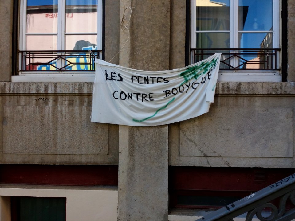 Lyon 1er - Rue Pouteau - Slogan Les Pentes contre Bouygues