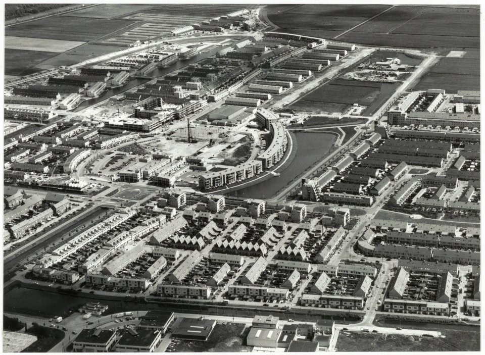 Luchtfoto van Velserbroek ziende naar het zuidoosten. NL-HlmNHA 54034156
