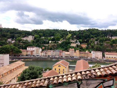 Lyon 1er - Cours Général Giraud, vue sur les quais de Saône et la colline de Fourvière