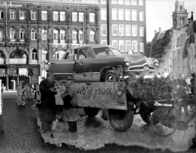 Lotenverkoop ten behoeve van R.K. weesjongens Volkskrant, Bestanddeelnr 903-1326