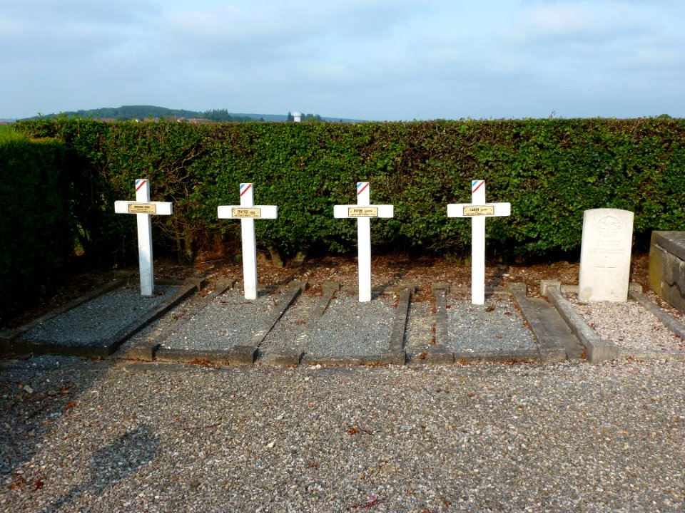 Longhem (Pas-de-Calais, Fr) tombes de soldats français + tombe CWGC
