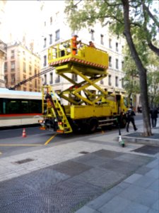 Lyon 2e - Rue de la République, camion d'entretien des lignes des trolleybus, côté droit