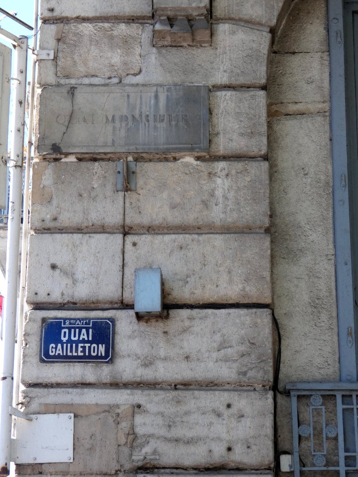 Lyon 2e - Quai Docteur Gailleton - Ancienne plaque Quai Monsieur, à l'angle de la place Antonin Poncet