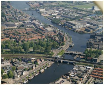 Luchtfoto van het Spaarne met Figee, bouwbedrijf van havenkranen. NL-HlmNHA 54036945