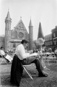Lubbers (CDA) zittend op het Binnenhof voor de Ridderzaal, Bestanddeelnr 932-3250
