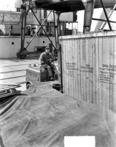 Lossen Pools schip Warnja Rotterdam (Prasa), Bestanddeelnr 907-7138