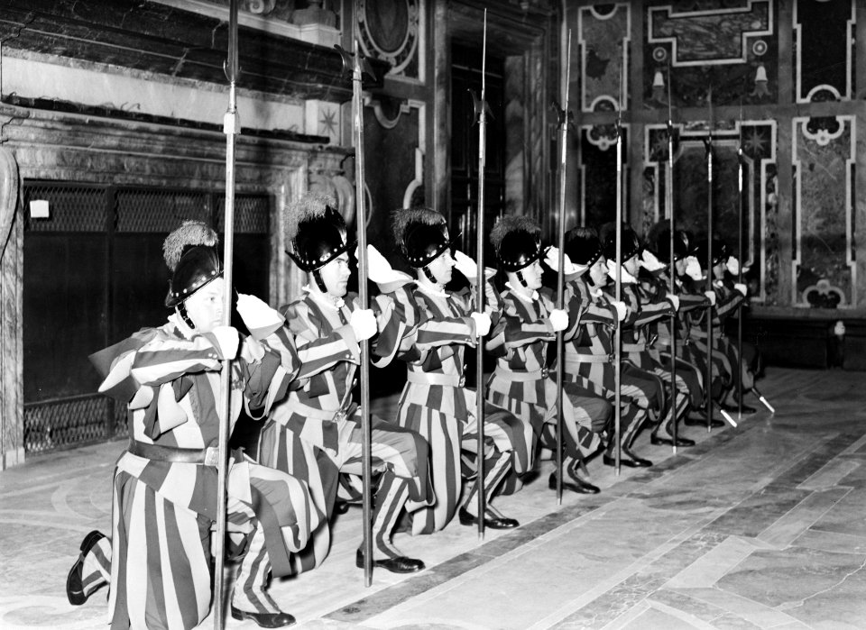 Knielend saluut van de wacht in de Sala Clementina één van de audiëntiezalen op , Bestanddeelnr 191-1308