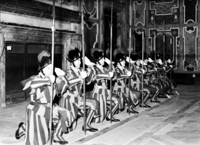 Knielend saluut van de wacht in de Sala Clementina één van de audiëntiezalen op , Bestanddeelnr 191-1308