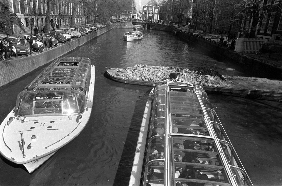 Losgegooide vuilnisschuit veroorzaakt grote opstopping voor rondvaartboten in He, Bestanddeelnr 922-2671