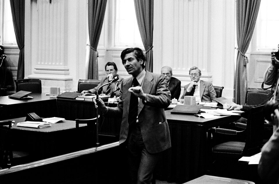 Lubbers (CDA) bij de interruptiemicrofoon en vlnr staatssecretaris de Graaf , mi, Bestanddeelnr 930-3237