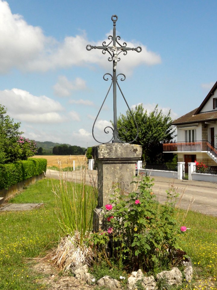 Longeville-en-Barrois (Meuse) croix de chemin ouest