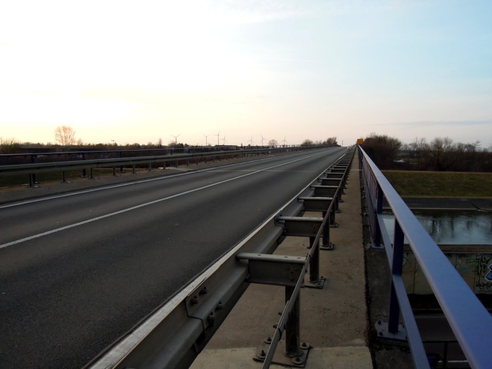 Knautnaundorfer Elsterbrücke der B 186 am südlichen Brückenende -Draufsicht- im März 2018