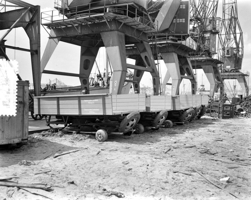 Lossen Pools schip Warnja Rotterdam (Prasa), Bestanddeelnr 907-7135