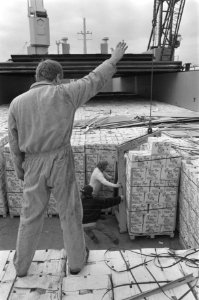 Lossing eerste lading citrusvruchten uit Gazastrook in Vlaardingen, Bestanddeelnr 934-3776