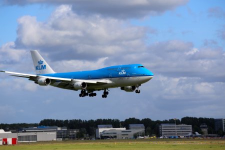 KLM Boeing 747-400 PH-BFS landing at EHAM 07