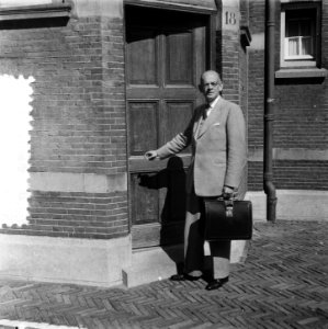 Kabinetsformateur prof. mr. W. F. de Gaay Fortman op het Binnenhof bij het Toren, Bestanddeelnr 907-9595