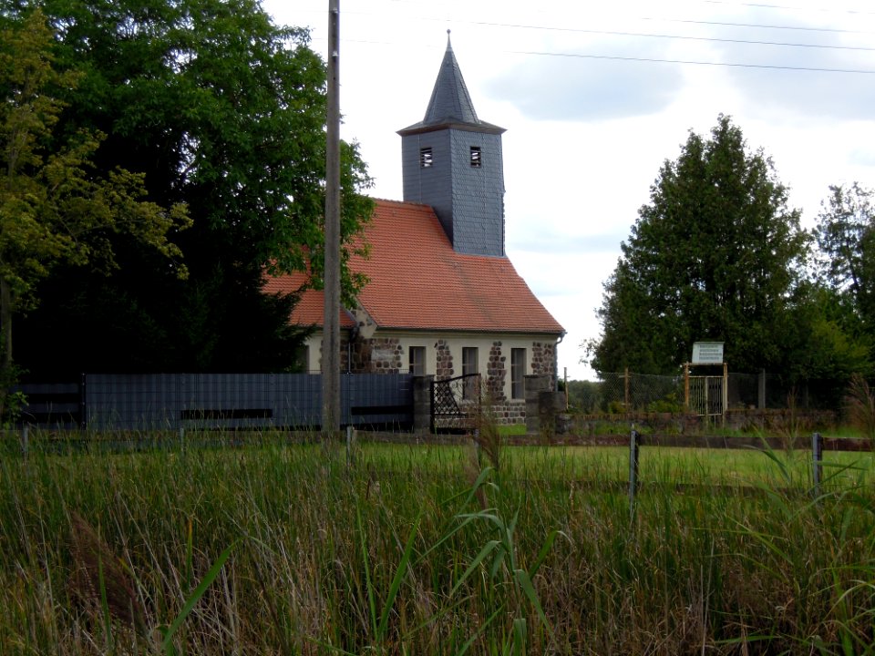 Kirche Berkau -Nordostansicht Fern- im August 2020