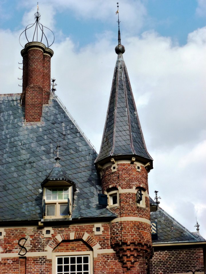 Kasteel Wijchen 26, westvleugel dakkapel en hoektoren zuidhoek, schoorsteen met rondingen versierd