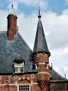 Kasteel Wijchen 26, westvleugel dakkapel en hoektoren zuidhoek, schoorsteen met rondingen versierd