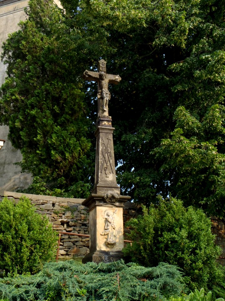 Kříž před hřbitovním kostelem, Vítkov